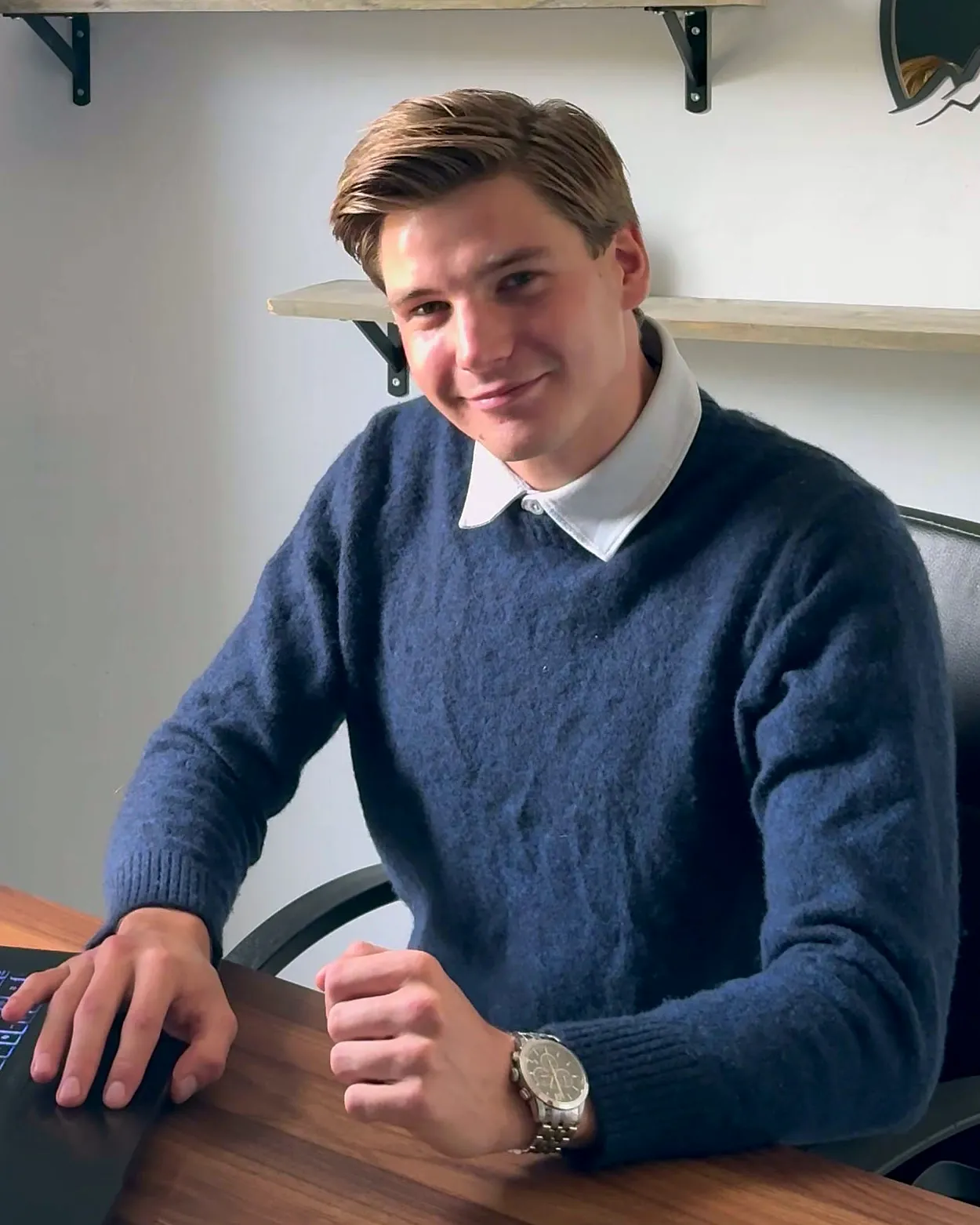 Giliam Smale aan zijn bureau in Maarsbergen, werkend aan een website